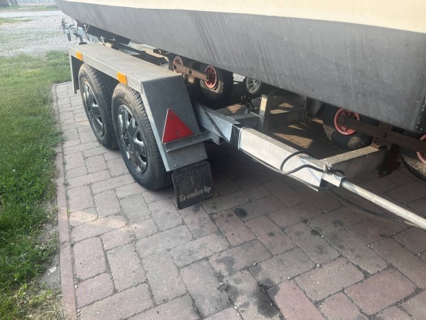 Horganyzott duplatengelyes csónakszállító