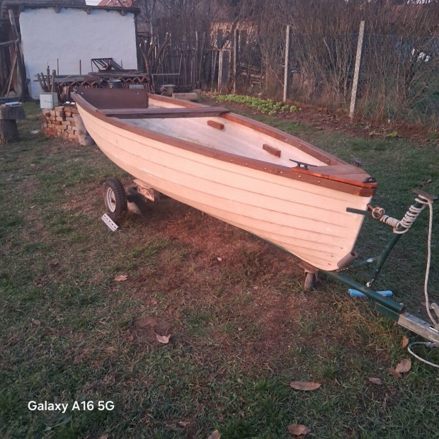 Horgaszcsnak,futoval elado.