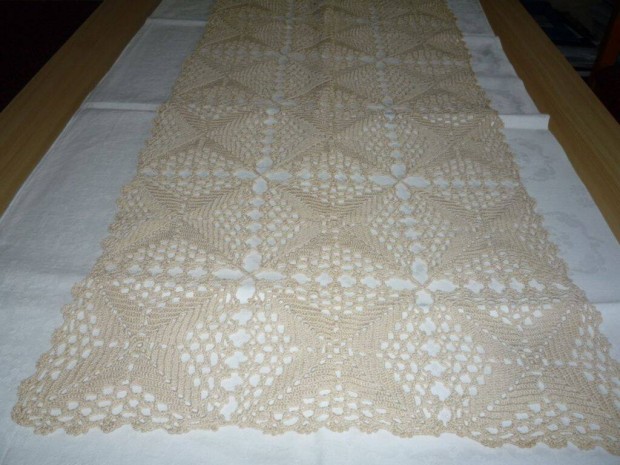 Horgolt drapp színű terítő 93x43cm