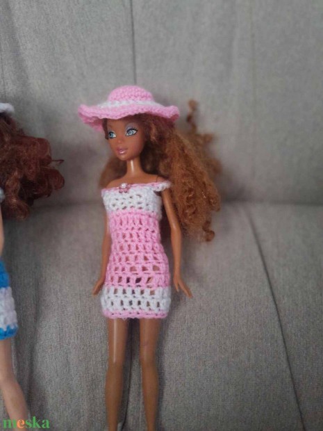 Horgolt ruha Barbie tpus babra. Kk vagy rzsaszn. j