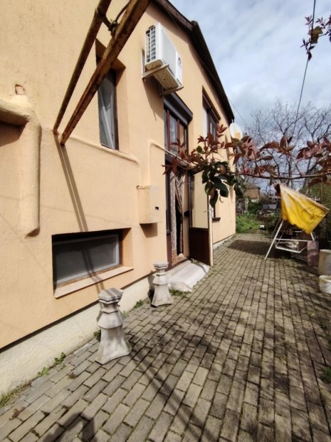 H�s�k ter�n, elad� ikerh�z.