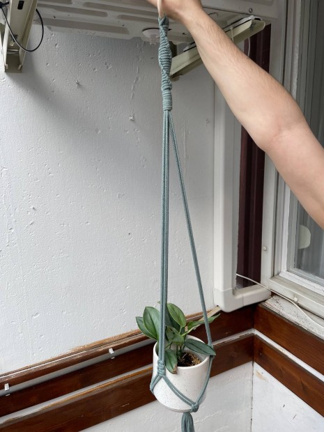 Hosszú makramé virágtartó babér színben
