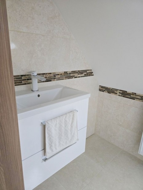 Hossz�het�nyi 160 nm-es h�z elad�