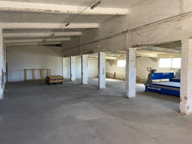 Hossz�t�vra kiad�, m�hely - telephely - rakt�r, ipari ter�leten!