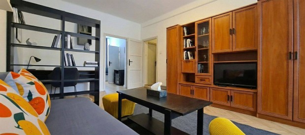 Hossz�t�vra kiad� fel�j�tott, 2 szob�s lak�s Egerben (belv�ros k�zeli,