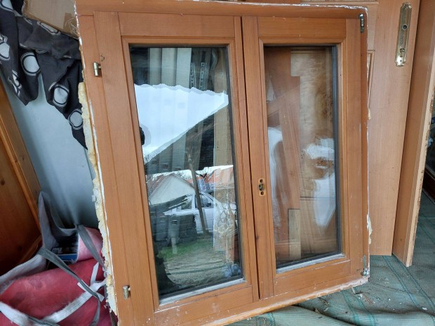 Hőszigetelt fa bukó-nyiló ablak 1 db sz;98 m;108 cm kép szerinti állap