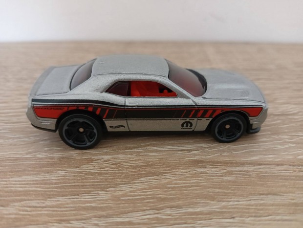 Hot Wheels 18 Dodge Challenger