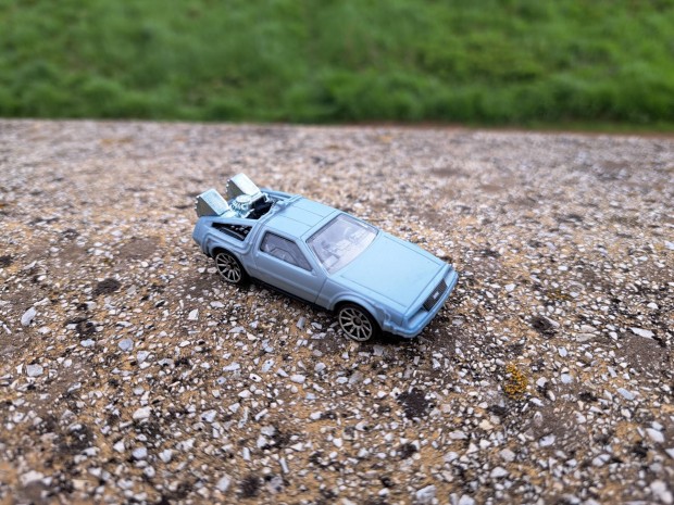 Hot Wheels Delorean kisaut