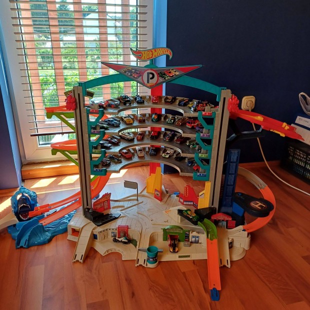 Hot Wheels óriás garázs rengeteg kiegészítővel