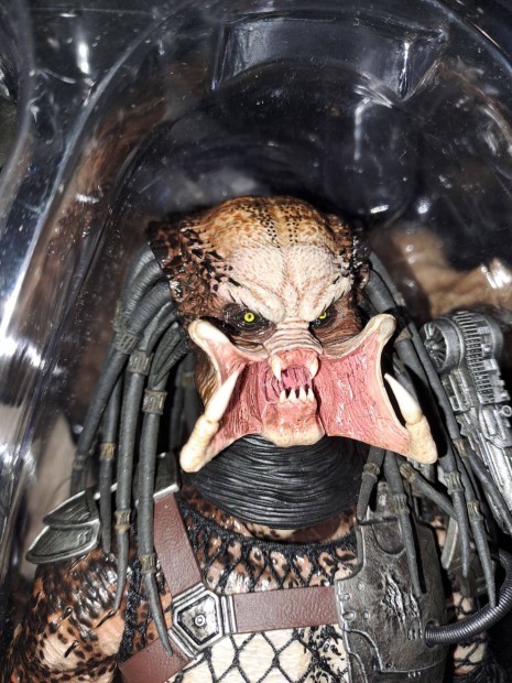 Hot toys predator