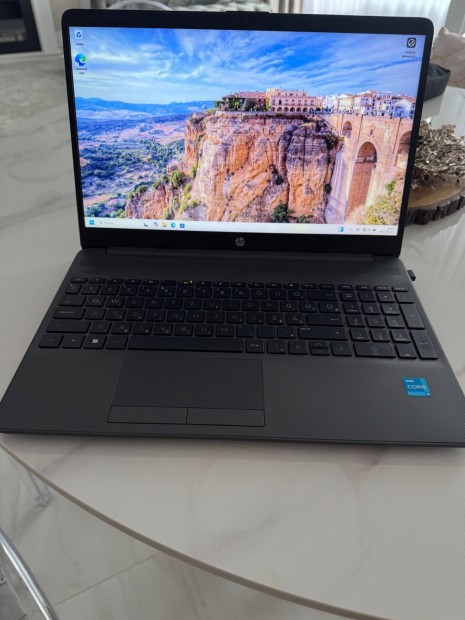 Hp 250 G9 laptop elad