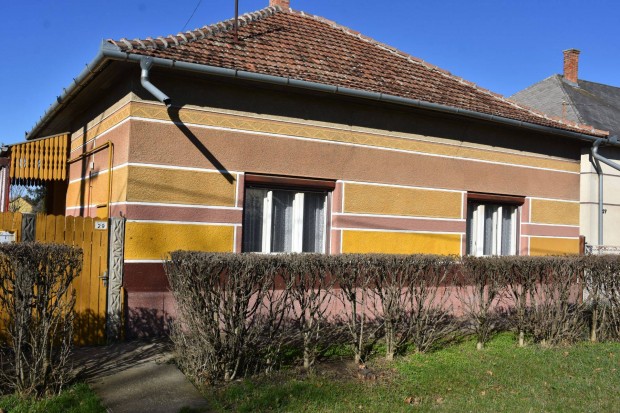 Hunyadi utcában 80 m2, 2 szobás családi ház eladó!