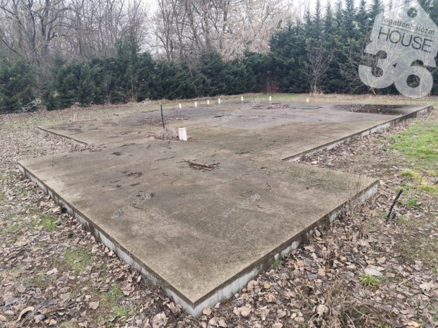 Hunyadiv�rosban Belter�leti Telek Elad�, Megl�v� Alappal