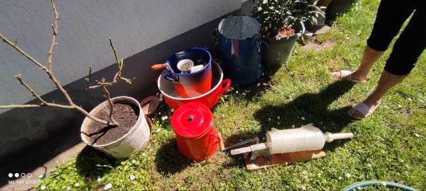 Hurka töltő, húsdaráló,edények..