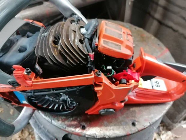 Husqvarna 555 tpus benzines Stihl lncfrsz 