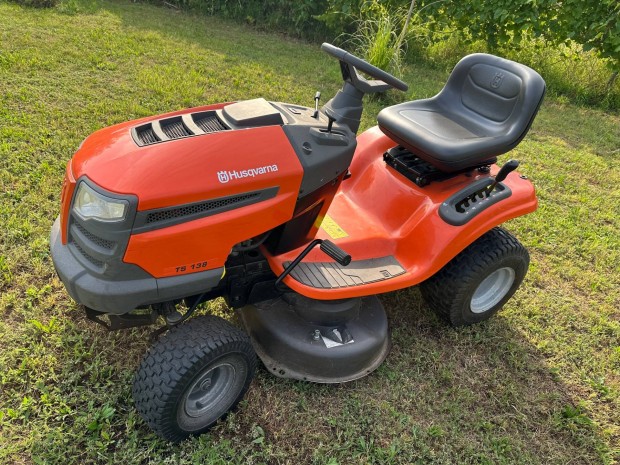 Husqvarna TS 138 fűnyíró traktor