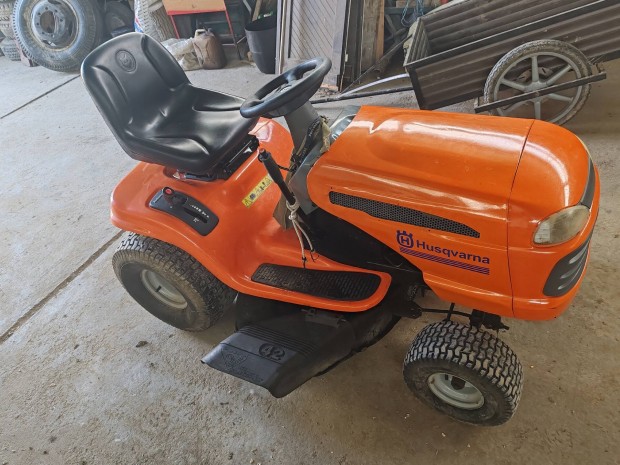 Husqvarna fnyr traktor. 
