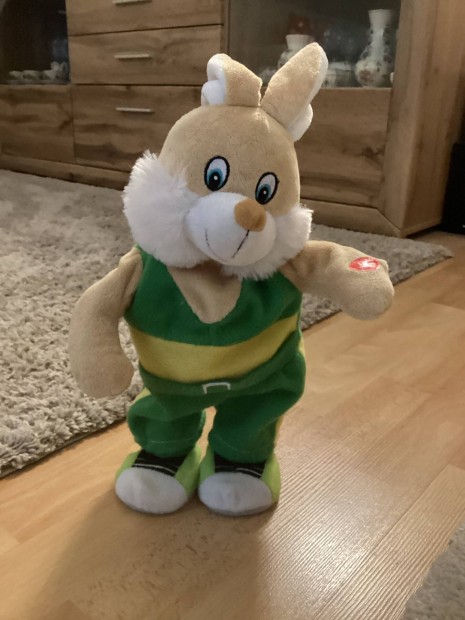 H�sv�ti nyuszi t�ncol�-zen�l�