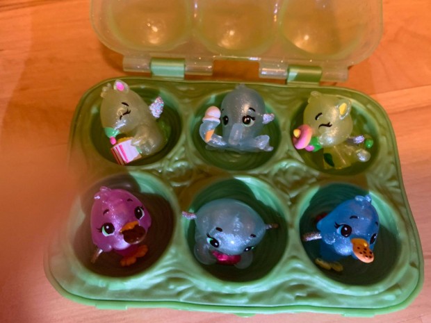Húsvétra hatchimals állatkák tojástartóban