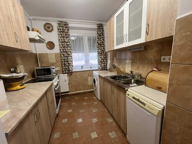 H�t�-f�t� kl�m�val felszerelt szigetelt lak�s elad� V�rpalota