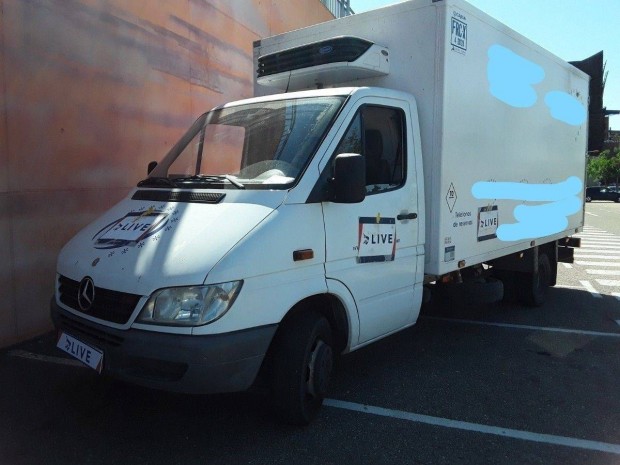 Hűtős kisteherautó bérlés kölcsönzés teherautó hátfalas Mercedes Sprin