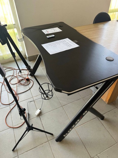Huzaro Hero 4.5 RGB Gamer Asztal a játék új szintje!