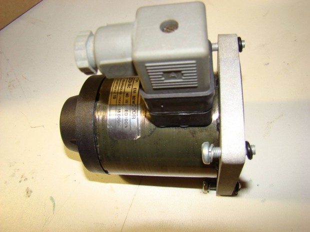 Hydraulikus út váltó behuzó mágnes