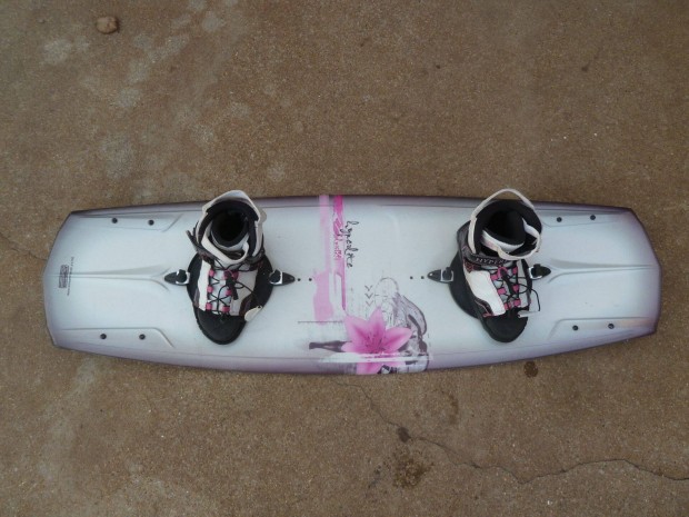 Hyperlite wakeboard deszka134cm hullmos alj karc mentes llapotban4d