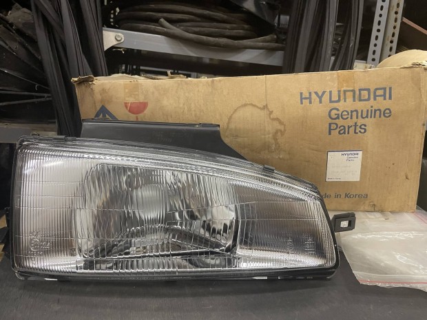 Hyundai Elantra 90-02 jobb első fényszóró új gyári
