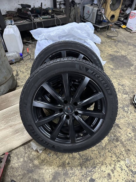 Hyundai Genesis gyri alufelni gumival 245/45 R17