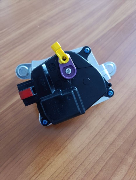 Hyundai I20 k�zpontiz�r motor (csomagt�rajt�)