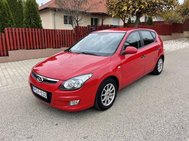 Hyundai I30 1.4 DOHC Comfort benzines szervizelt