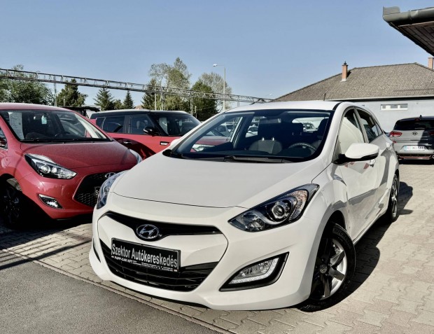 Hyundai I30 1.4i Business 81000Km!Vezetett szer...