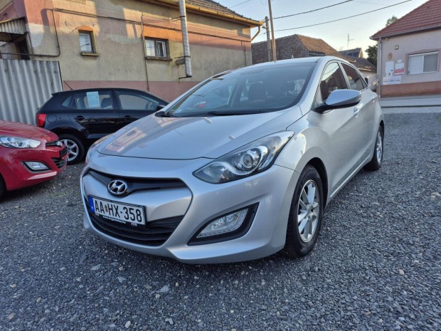 Hyundai I30 1.4i Comfort Digitkl�ma/tolat�rad/�...