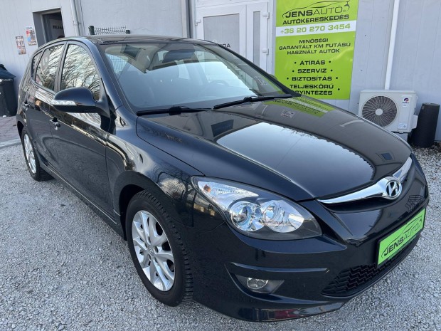 Hyundai I30 1.6 CRDi LP Comfort Szervizk�nyv