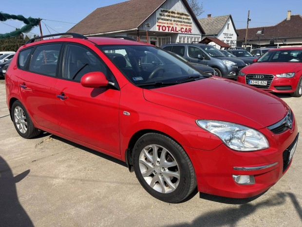 Hyundai I30 CW 1.6 CRDi HP Style Szervizk�nyves