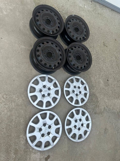 Hyundai I30-hoz gyri 15-s lemezfelni garnitra dsztrcsval elad