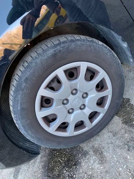 Hyundai Kia Lemezfelni garnitra gumikkal dsztrcsval R15