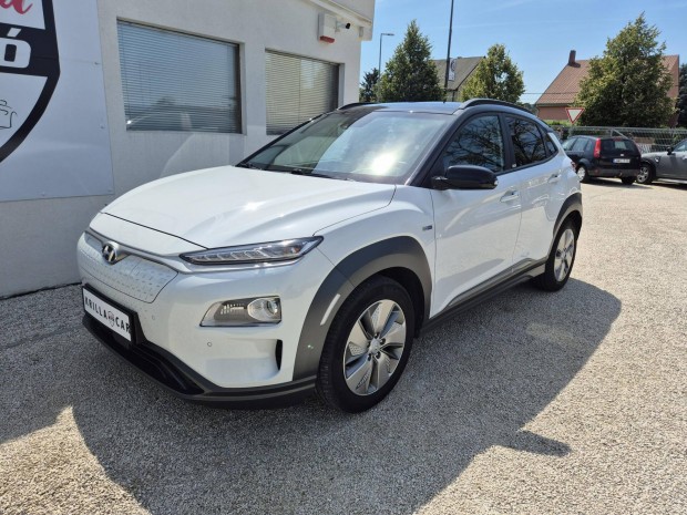 Hyundai Kona EV 64kWh Premium Szervizknyv / Na...