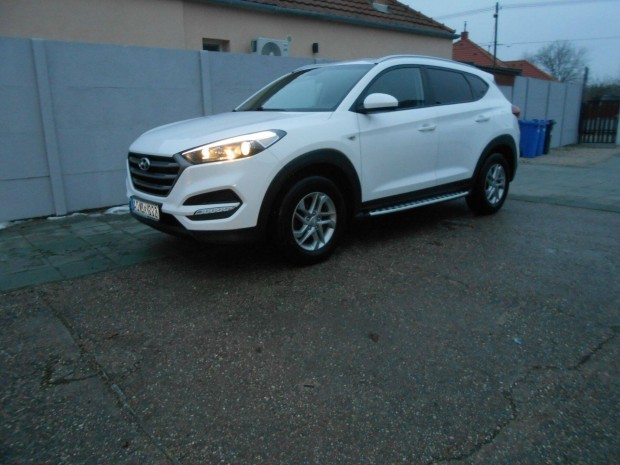 Hyundai Tucson 1.6 benzin, navig�ci�, tolat�kamera, s�r�l�smentes