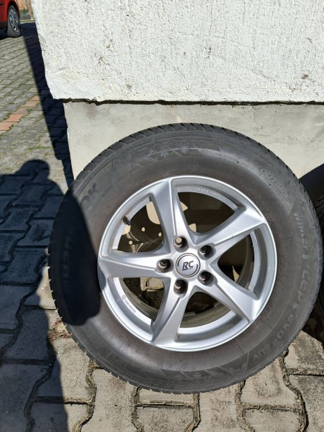 Hyundai Tucson 215/70x16 téligumi felnivel
