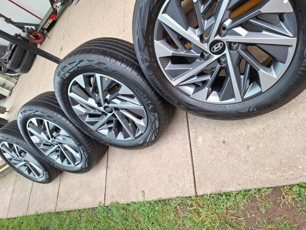 Hyundai Tucson NX4 alufelni Tpms szenzor 235/55r18 Continental nyárigu