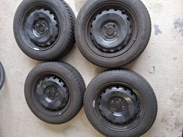 Hyundai  lemezfelni garnit�ra,n�gy �vszakos Bridgestone gumival elad�!