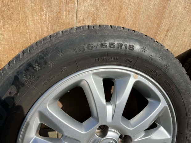 Hyundai alukerekek 185/65/R15 t�li gumikkal elad�