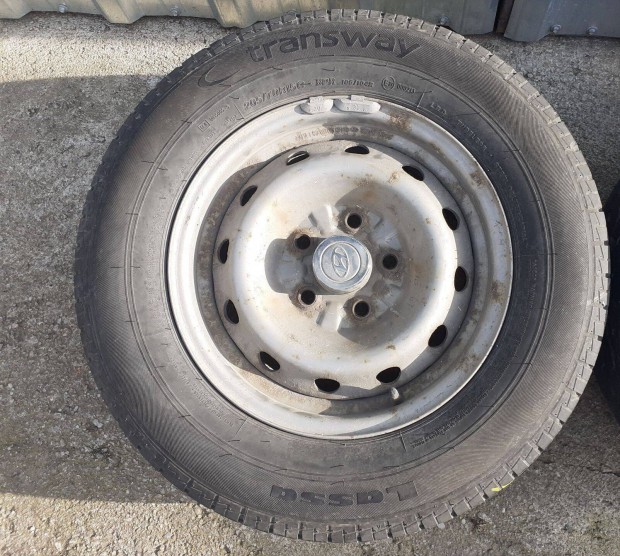 Hyundai felni 205/70 R15 C gumi