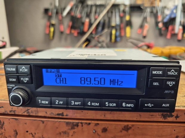 Hyundai gyári USB AUX autórádió