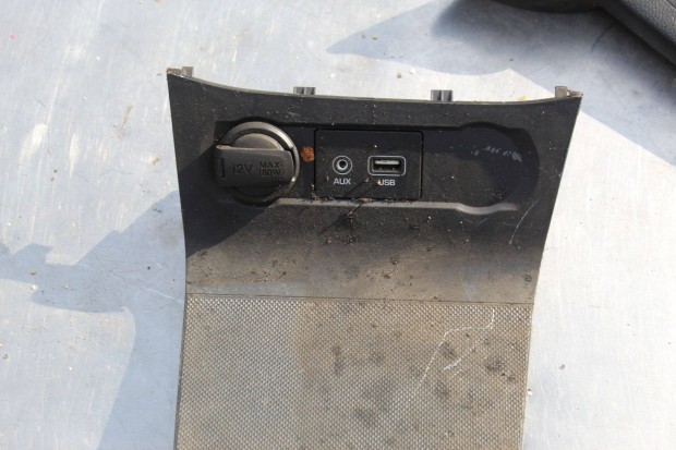 Hyundai i20 GB2016 kz. burkolat USB-Jack csatlakozval h84621-c8005