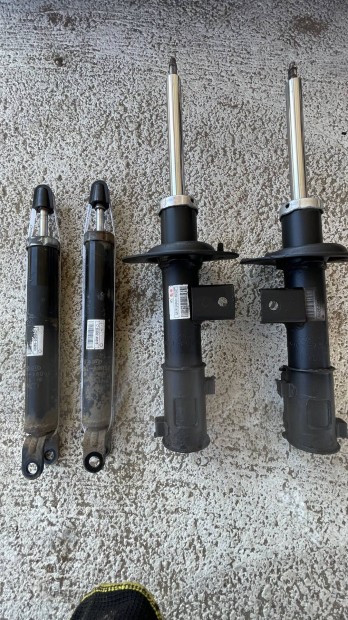 Hyundai i30 GD gy�ri els�-h�ts� leng�scsillap�t�k