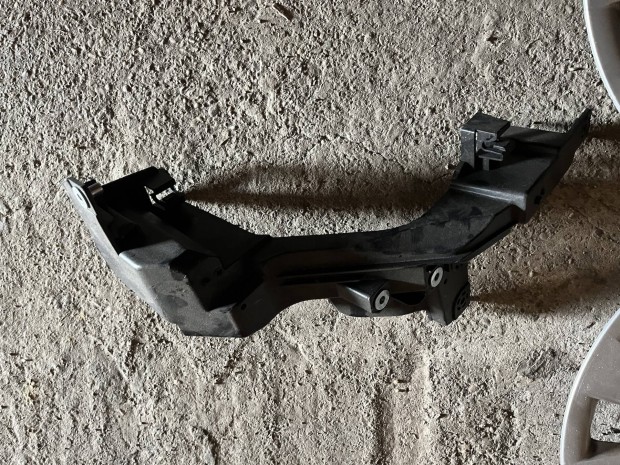 Hyundai i 30 sarok elem