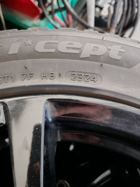 Hyundai kona 17 alufelni teligumival